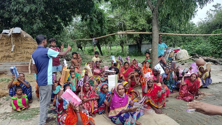 চাঁপাইনবাবঞ্জে দূর্গাপুজা ্উপলক্ষে কোল নারীদের শাড়ি উপহার